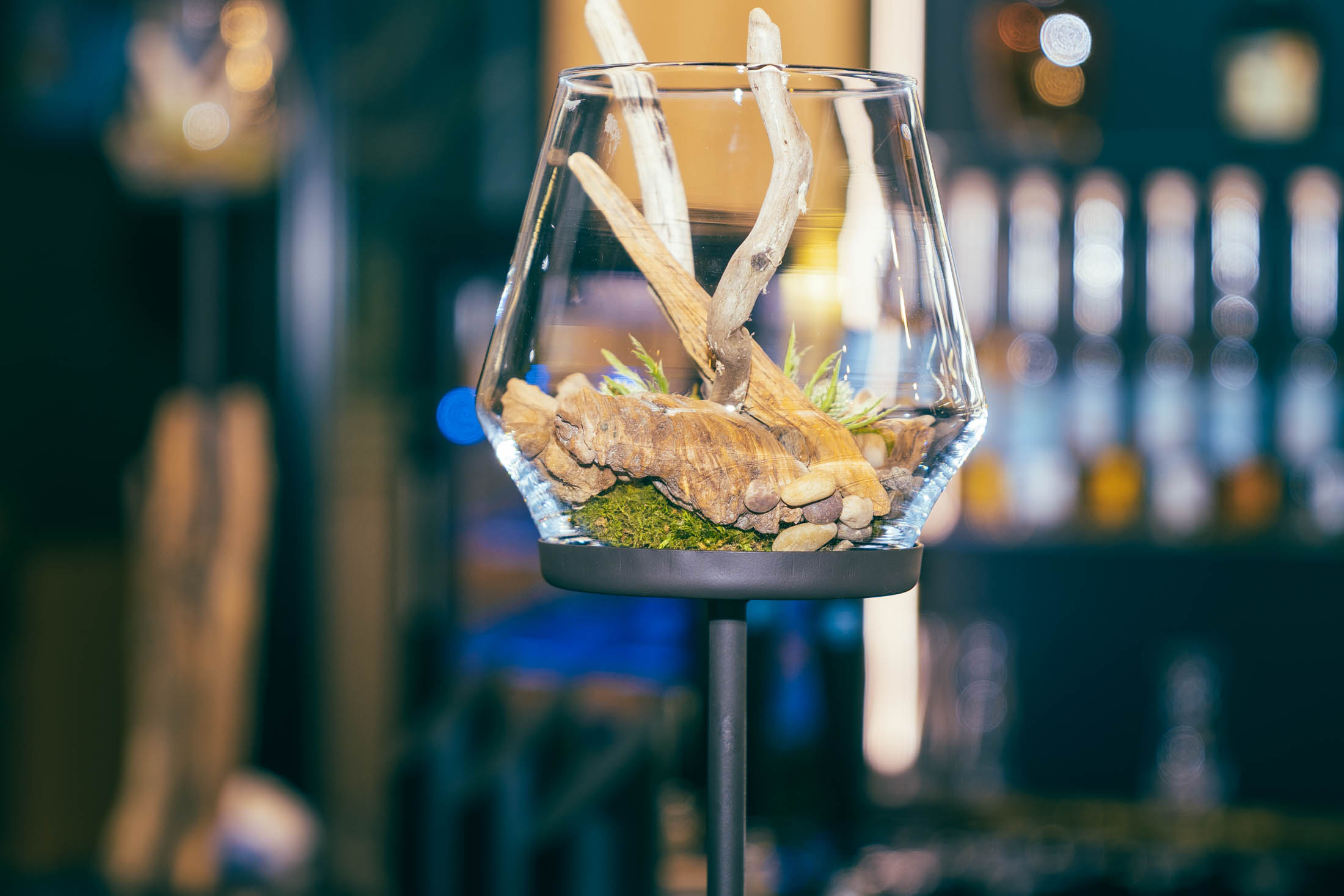 Dekoration im Weinglas vor der Bar