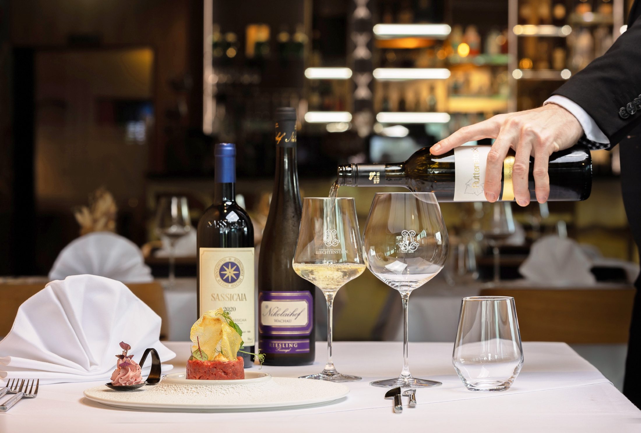 Wein und Dessert am Tisch