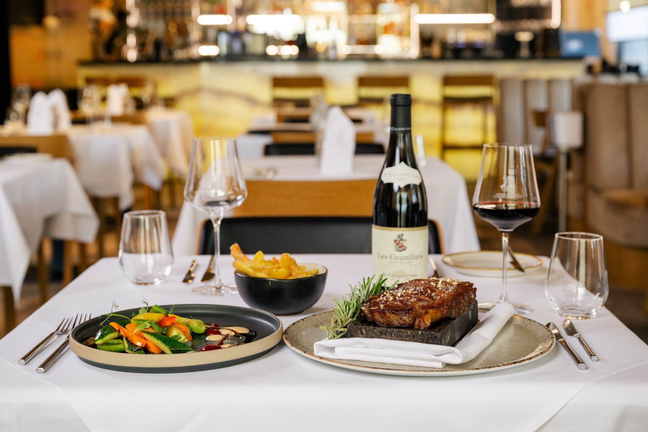 Steak mit Beilagen und Rotwein im Alpspitz